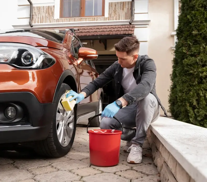 Lavage auto à domicile Saint-Florent-sur-Cher : professionnel intervenant sur un véhicule